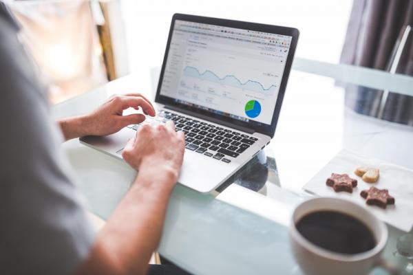 ¿Cómo la analítica web mejora la toma de decisiones?