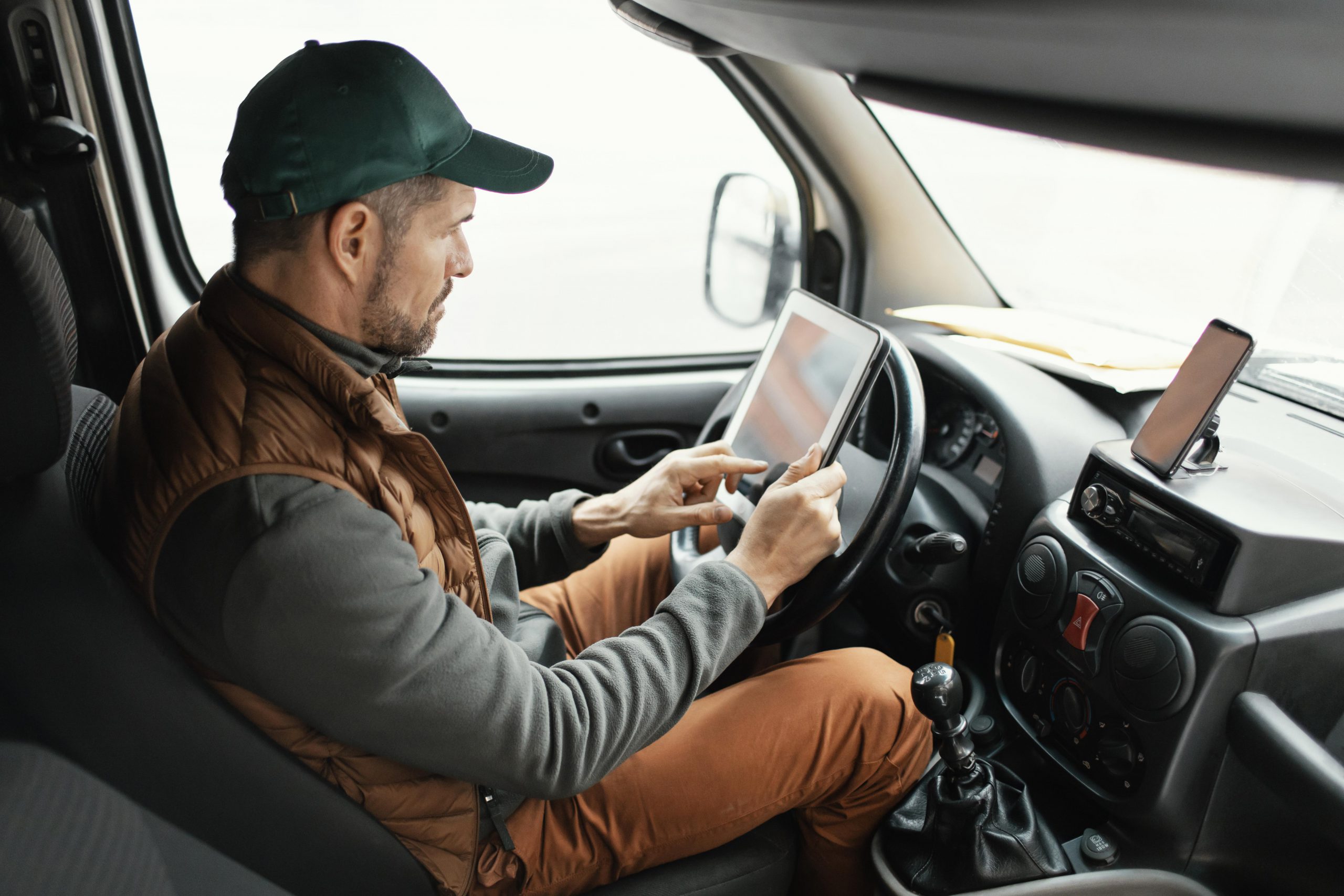 hombre-vista-lateral-coche-entregando-paquete plataforma gps dispositivo